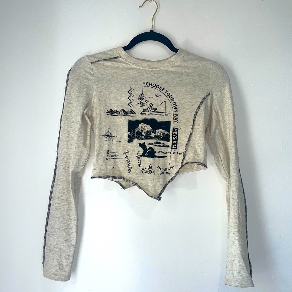 Edgy cropped graphic Long sleeve